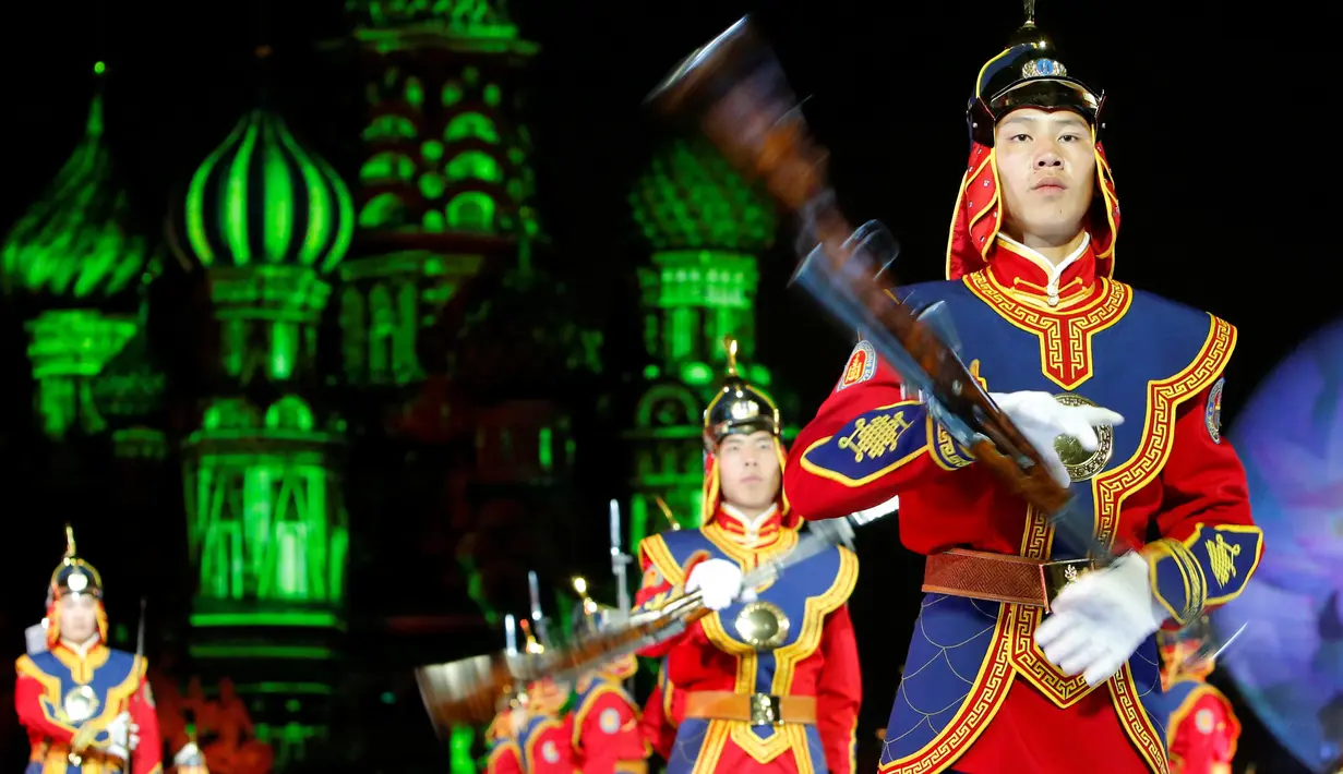 Anggota Band Militer Angkatan Bersenjata Mongolia melakukan atraksi selama Festival Musik Militer Internasional Menara Spasskaya di Lapangan Merah Moskow, Rusia, Jumat (26/08) Festival musik militer diadakan sejak tahun 2007 (REUTERS/Sergei Karpukhin)