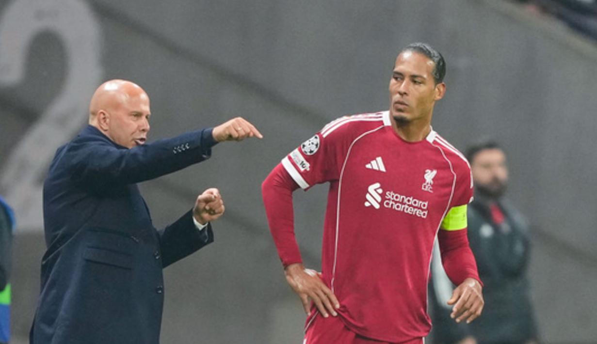 Pelatih Liverpool, Arne Slot, memberikan arahan kepada Virgil Van Dijk saat melawan Eintracht Frankfurt dalam laga matchday ketiga Liga Champions 2025/2026, Kamis (23/10/2025) dini hari WIB. (AP Photo/Michael Probst)
