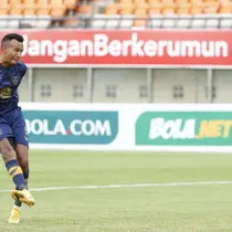 Pemain Persela Lamongan, Melvyn Lorenzen menendang bola dari titik pinalti yang membuahkan gol ke gawang Persik Kediri dalam laga Grup C Piala Menpora 2021 di Stadion Si Jalak Harupat, Bandung, Rabu (7/4/2021). (Bola.com/Ikhwan Yanuar)