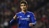 Oscar langsung menjadi playmaker andalan Chelsea sejak didatangkan pada 2012 silam dari Internacional. Namun, semenjak kedatangan Conte pada 2016 membuatnya tak lagi memiliki tempat di Stamford Bridge. Oscar kemudian dilepas ke Shanghai SIPG dan masih bertahan hingga saat ini. (AFP/Ben Stansall)