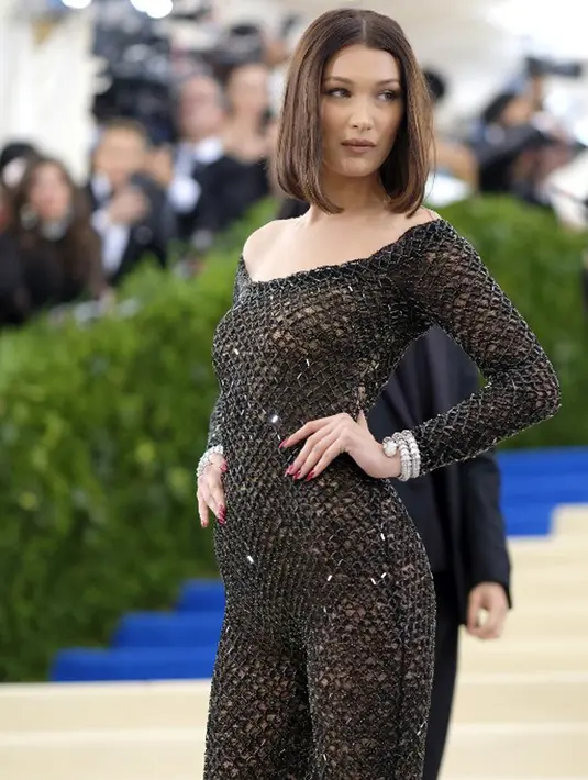 Kehadiran Selena dan The Weeknd di Met Gala 2017 merupakan penampilan pertamanya di depan publik. Keduanya pun kerap menunjukkan kemesraan, dan ini lah yang membuat Bella kembali bersedih. (AFP/Bintang.com)