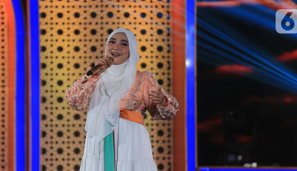 Penyanyi religi, Sulistyowati saat membawakan lagu pada peluncuran Santri Digitalpreneur Indonesia di Gedung Sapta Pesona Kemenparekraf, Jakarta, Senin (13/09/2021) malam. Santri Digitalpreneur Indonesia diharapkan mampu meningkatkan kemampuan dan keterampilan para santri. (Liputan6.com/HO/Bon)