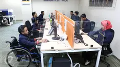 Pegawai penyandang disabilitas beraktivitas di gedung call center Bank Mandiri, Tangerang Selatan, Senin (18/4). Tahun ini, Bank Mandiri menargetkan dapat menerima lebih dari 100 penyandang disabilitas untuk menjadi pegawainya. (Liputan6.com/Angga Yuniar)