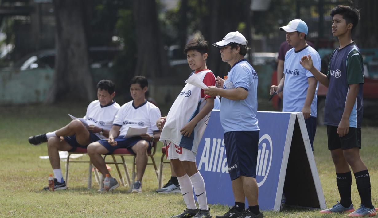 Seorang anak mengikuti coaching clinic bersama legenda Bayern Munchen, Martin Demichelis, di Lapangan PSPT Tebet, Jakarta, Minggu (23/6). Acara ini merupakan rangkaian Allianz Explorer Camp 2019. (Bola.com/Vitalis Yogi Trisna)