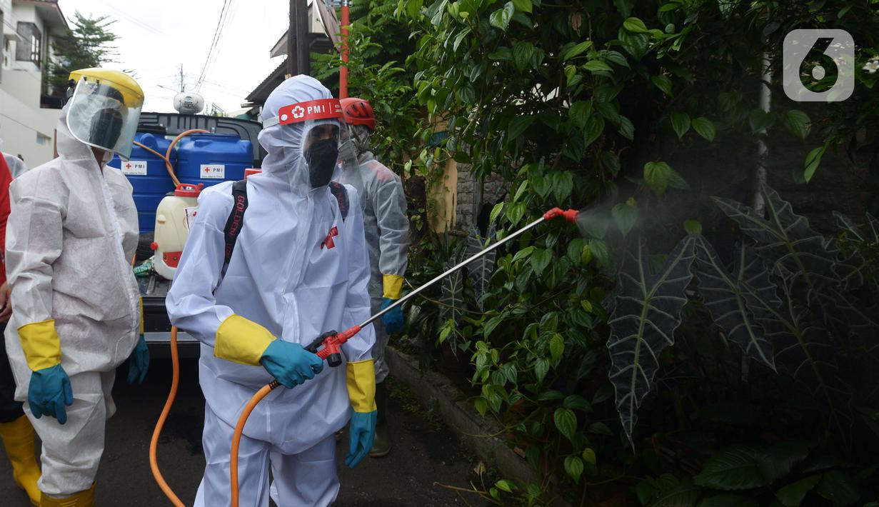 Petugas PMI menyemprotkan cairan disinfektan di Perumahan Ori Pondok Bambu, Jakarta, Kamis (10/2/2022). Penyemprotan ini dilakukan pada lingkungan perumahan sebagai upaya untuk menekan angka penyebaran Virus Covid-19 varian Omicron yang terus meningkat. (merdeka.com/Imam Buhori)