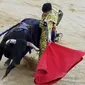 Seorang matador menghindar dari tandukan banteng di Festival San Fermin, Pamplona, Spanyol, Rabu (8/7/2015). Aksi pertarungan antara Matador dengan banteng menjadi salah satu aksi yang ditunggu di Festival ini. (Reuters/Vincent West)