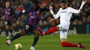 Gelandang Barcelona Franck Kessie berebut bola dengan penyerang Sevilla Youssef En-Nesyri pada jornada ke-20 La Liga 2022/2023 di Camp Nou, Senin (6/2/2023) dini hari. Sementara itu Sevilla kian terpuruk menempati peringkat 16 dengan 21 poin, hanya dua poin di atas Cadiz di zona degradasi. (AP Photo/Joan Monfort)