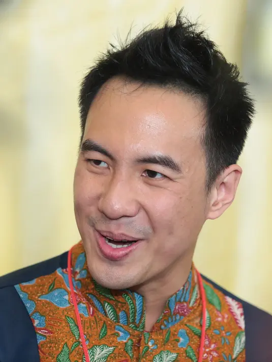 Di hari spesial itu, Daniel bahkan tak sungkan untuk menjadi pelayan bagi anak-anak panti asuhan dan lansia dengan menyajikan berbagai makanan dan minuman. (Bambang E. Ros/Bintang.com)