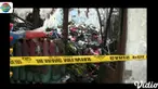 Salah seorang korban kebakaran berusaha menerobos garis polisi guna mengais barang-barang yang masih bisa terselamatkan.