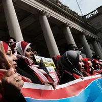 Sejumlah wanita merayakan Hari Hijab Sedunia di Balai Kota, New York, Rabu (1/2).Peringatan yang dimulai pada 2013 lalu ini mengajak seluruh wanita, baik muslim atau nonmuslim untuk mengenakan hijab selama satu hari. (Spencer Platt / Getty Images / AFP)