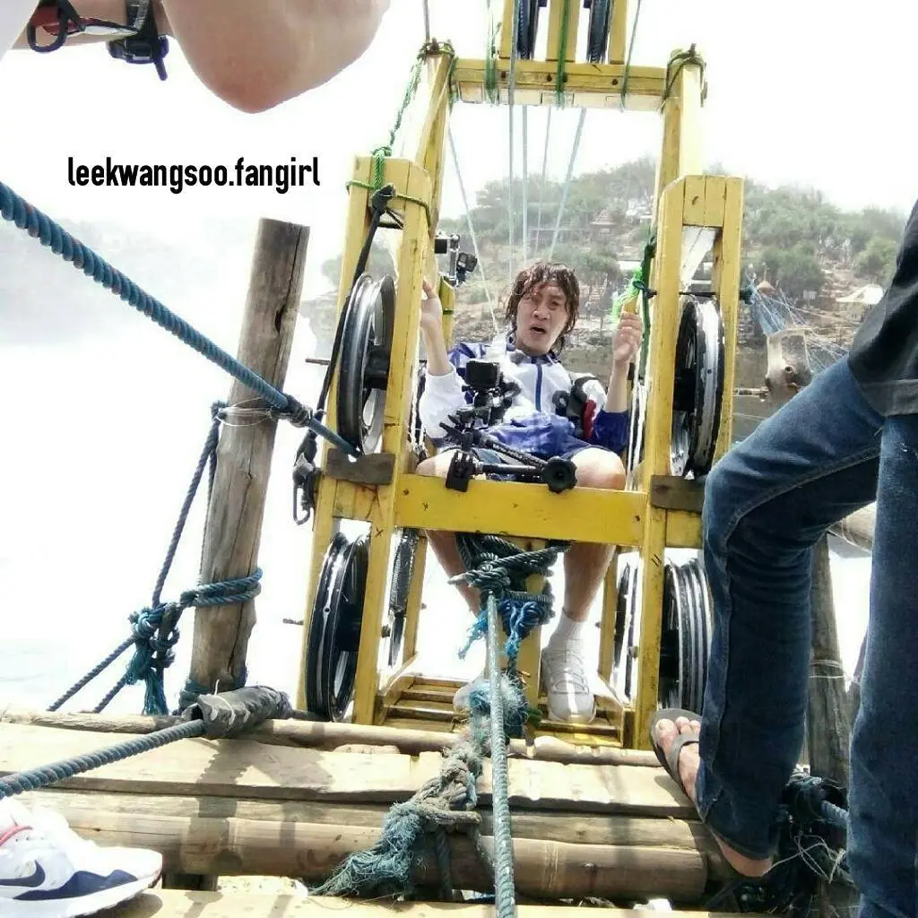 	Lee Kwang Soo saat syuting Running Man di Pantai Timang, Gunung Kidul, Yogyakarta (sumber: Instagram/leekwangsoo.fangirl)