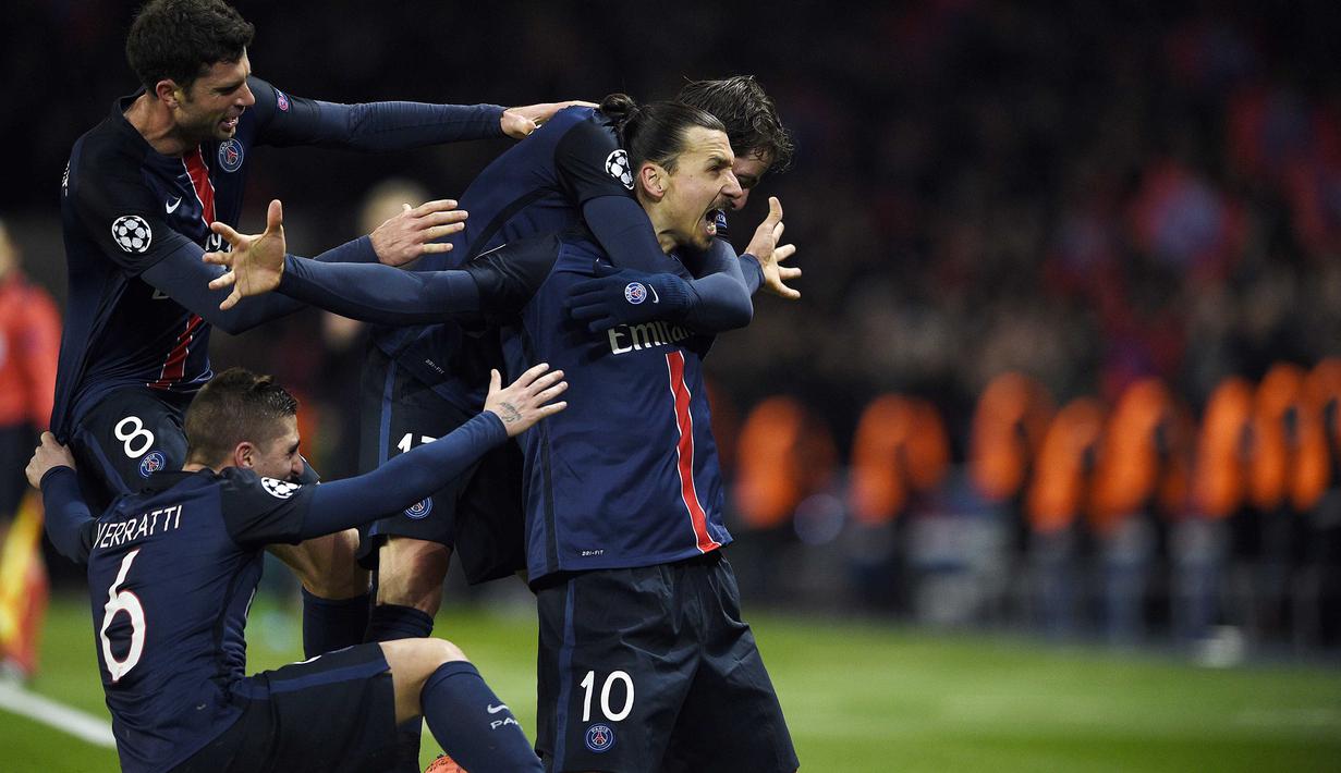 Pemain PSG, Zlatan Ibrahimovic merayakan golnya  bersama rekan-rekannya ke gawang Chlesea pada leg pertama babak 16 besar Liga Champions di Stadion  Parc des Princes, Paris. (AFP / Franck Fife)
