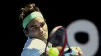Roger Federer saat beraksi menghadapi petenis Ukraina, Alexandr Dolgopolov, di Australia Open, Minggu (20/1/2016). (Reuters/Jason O'Brien)