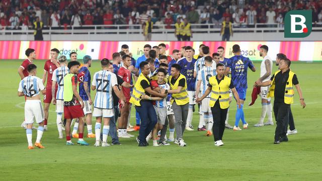 Pitch Invasion Timnas Indonesia vs Argentina