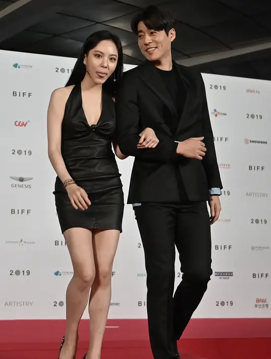 Aktris Korea Selatan Lee Yul-em (kiri) dan aktor Seo Ji-seok berpose di atas karpet merah selama pembukaan Busan Internasional Film Festival (BIFF) di Pusat Sinema Busan di Busan (3/10/2019). BIFF beroperasi mulai 3 hingga 12 Oktober dan menampilkan 303 film dari 85 negara. (AFP/Jung Yeon-je)