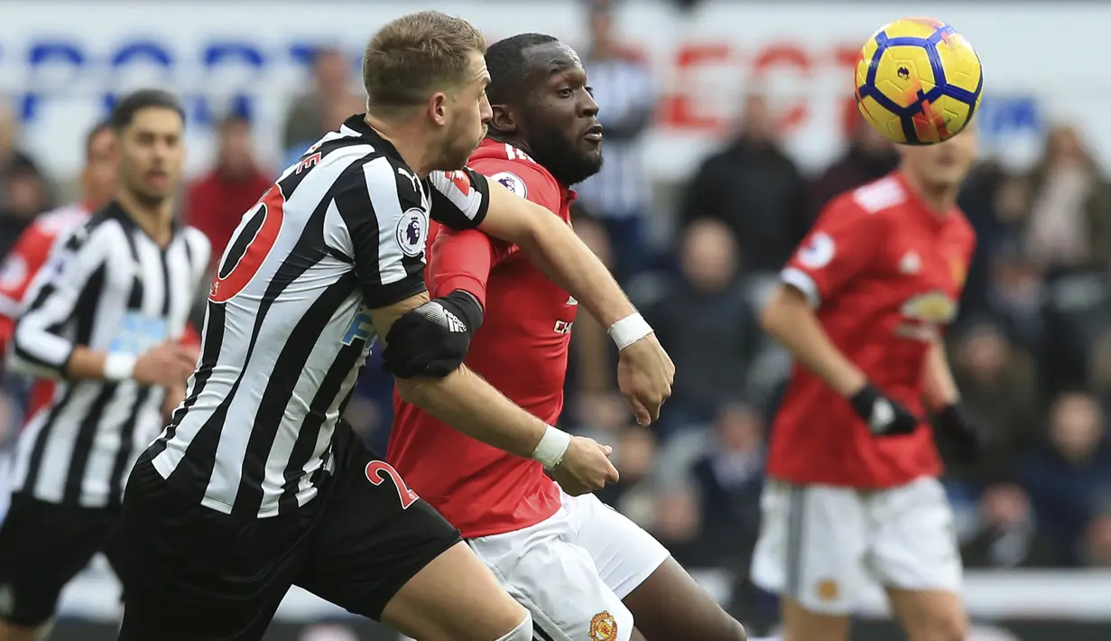 Pemain Newcastle United, Florian Lejeune (kiri) berebut bola dengan pemain Manchester United, Romelu Lukaku (kanan) pada laga Premier League di St James' Park, Newcastle, (11/2/2018). Necastle menang 1-0 atas Manchester United. (AFP/Lindsey Parnaby)