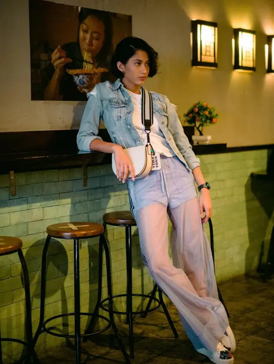 Dalam gaya kasualnya sehari-hari, Agniny pun nampak lebih nyaman mengenakan kaos. Ia juga memadukan kaos tersebut dengan celana dan sneakers. (Liputan6.com/IG/aghninyhaque)