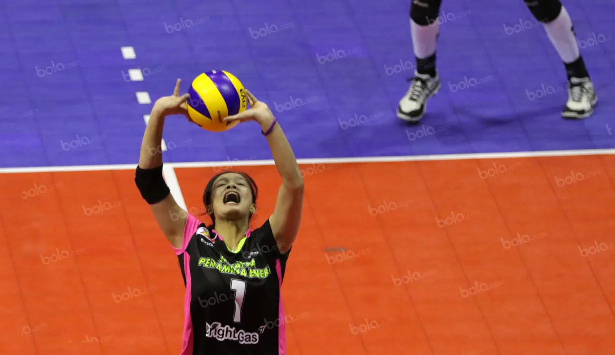 Pemain Jakarta Pertamina Energi, Mutiara, berusaha mengumpan bola kepada rekannya saat melawan Jakarta Elektrik PLN pada lanjutan Proliga 2016 di Hall Basket Gelora Bung Karno, Senayan, Jakarta, Sabtu (2/4/2016). (Bola.com/Nicklas Hanoatubun)