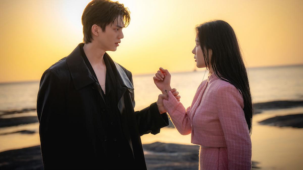 Spoiler My Demon Episode 1, Kim Yoo Jung Terpana dengan Ketampanan Song Kang dalam Pertemuan Pertama