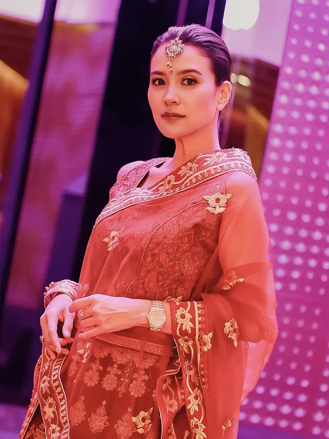 10 Artis Pakai Busana India di Acara Diwali 2025, Luna Maya hingga Wulan Guritno