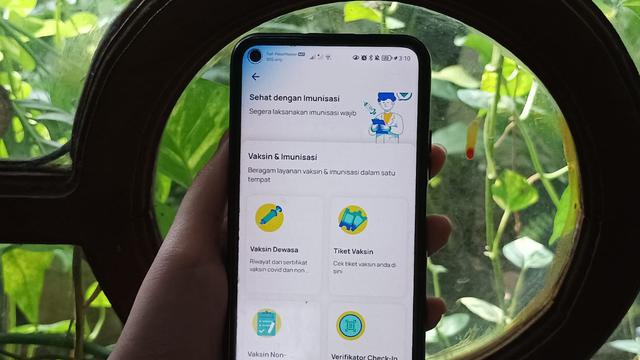 Aplikasi Satu Sehat Mobile untuk mengecek sertifikat vaksin. )