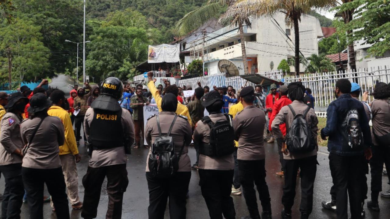 Unjuk rasa penolakan G20 di depan kampus Uncen Abepura, Kota Jayapura.