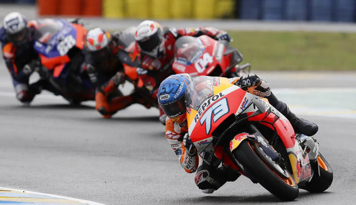 Pembalap Repsol Honda, Alex Marquez, memimpin balapan MotoGP Prancis di Le Mans, Minggu (11/10/2020). Petrucci finis pertama dengan catatan waktu 45 menit 54,736 detik. (AP Photo/David Vincent)