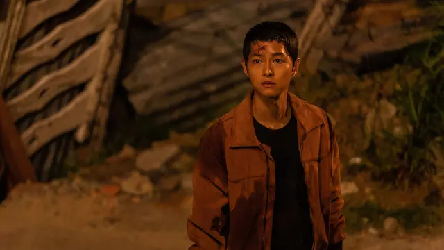 Song Joong Ki dalam Bogota: City of the Lost. (Megabox Plus M via Soompi)