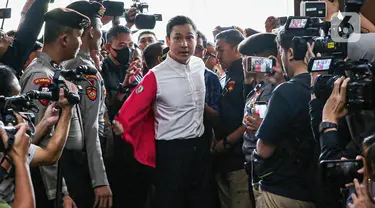 Tersangka kasus dugaan korupsi pengelolaan tata niaga komoditas timah, Harvey Moeis bersiap mengikuti sidang perdana di Pengadilan Tindak Pidana Korupsi (Tipikor), Jakarta, Rabu (14/8/2024). (Liputan6.com/Angga Yuniar)