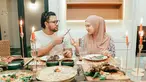 Irish Bella senang mengunggah momen kebersamaan dengan sang suami, Ammar Zoni di Instagram. Termasuk saat keduanya menikmati kuliner. Momen keduanya makan bersama ini terlihat kompak dan romantis. (Liputan6.com/IG/_irishbella_)