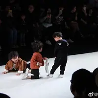 Begini aksi model 4 tahun yang jatuh di catwalk! Nggak heran kalau jadi terkenal, ngegemesin banget. (Foto: Online Photo/BastillePost.com)