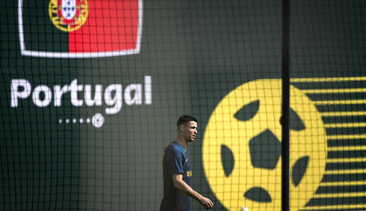 Dalam sesi latihan yang digelar secara terbuka untuk media hanya dalam 15 menit pertama saja, Cristiano Ronaldo tampak berlatih bersama rekan-rekannya meski sebelumnya dinyatakan mengalami cedera gastroentritis. (AFP/Patricia De Melo Moreira)