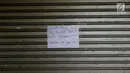 Kertas pengumuman di pertokoan elektronik Glodok, Jakarta, Minggu (17/6). Pertokoan Glodok akan buka kembali pada tanggal 25 Juni 2018. (Liputan6.com/JohanTallo)
