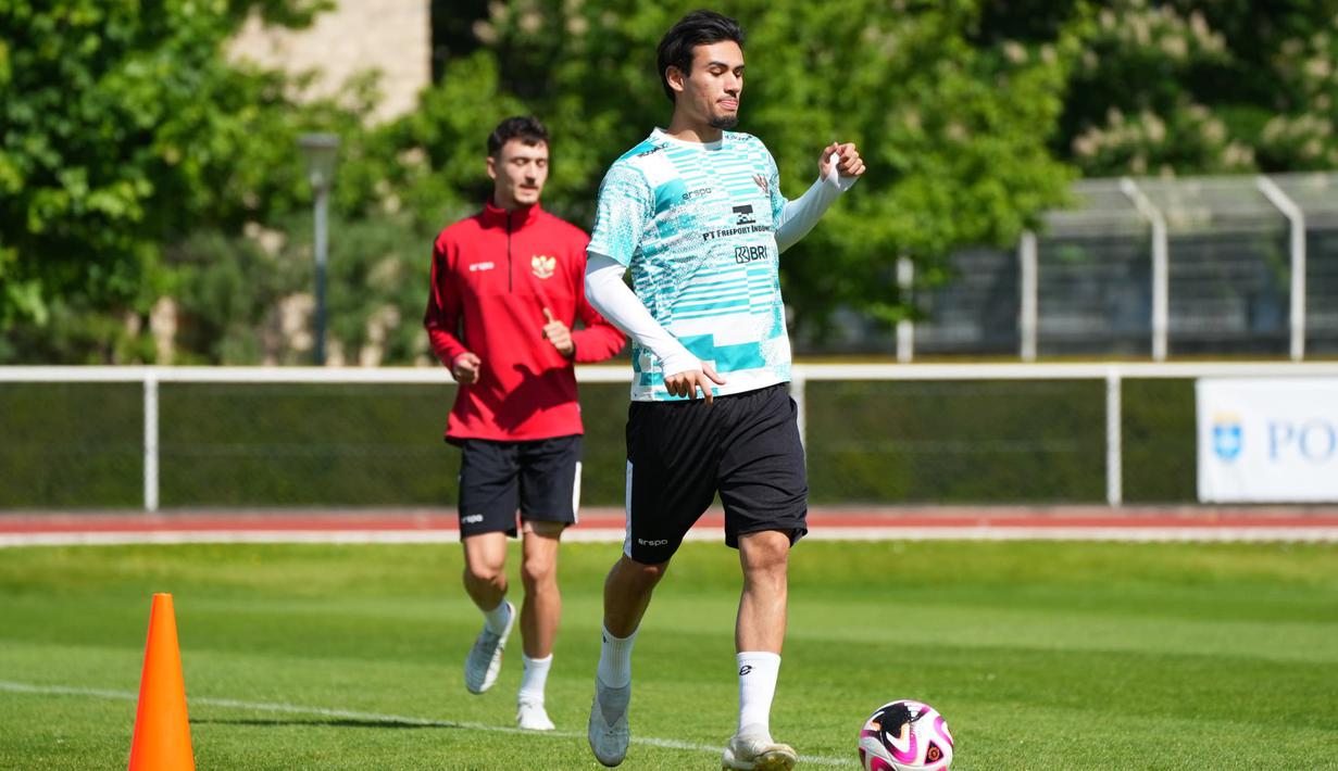 Pemain Timnas Indonesia U-23, Nathan Tjoe-A-On menggiring bola saat melakukan latihan menjelang laga Play-off melawan Guinea di Stade Leo Lagrange, Paris, Prancis, Rabu (08/05/2024) waktu setempat. (Dok. PSSI)