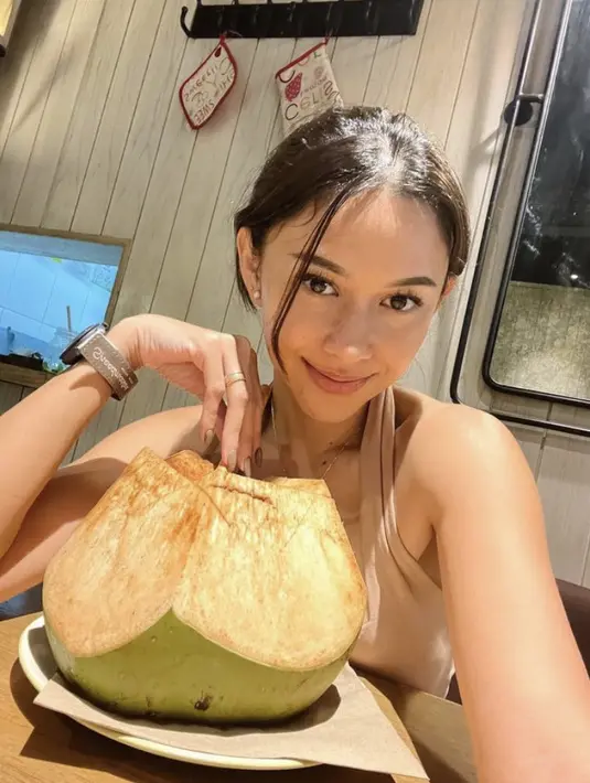 Bahkan ketika keluar rumah Nana tampil natural dengan makeup no makeup. Hanya nampak alis on fleek dan lipstik nude yang menjadi favoritnya. (@nanamirdad_)