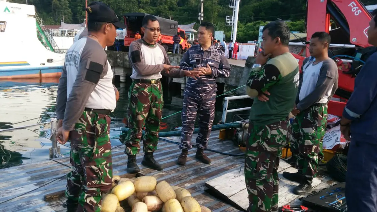 Personel Pushidrosal saat melaksanakan kegiatan opsurta di lapangan