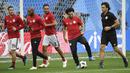 Aksi Mohamed Salah saat menggiring bola pada sesi latihan timnas Mesir di St. Petersburg stadium, St. Petersburg, Rusia, (18/6/2018). Mesir akan melawan Rusia pada laga kedua Piala Dunia 2018. (AFP/Christophe Simon)