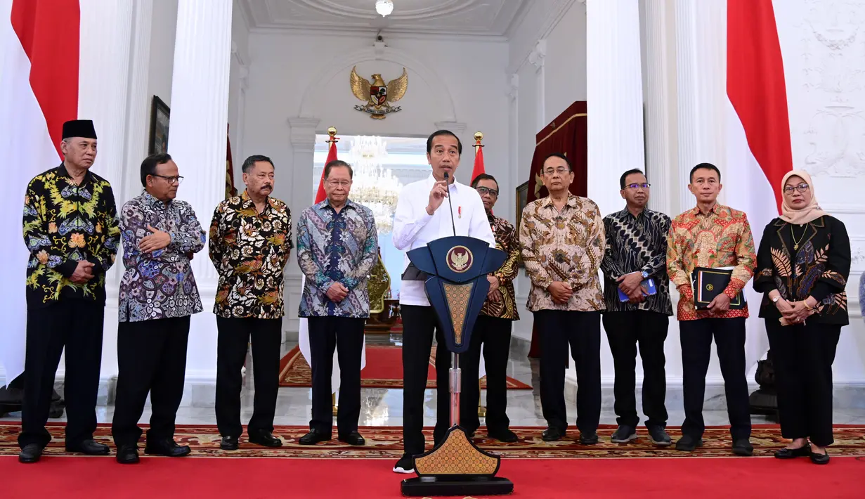 Presiden Joko Widodo (depan) didampingi Ketua Dewan Pengarah Tim Penyelesaian Non-Yudisial Pelanggaran HAM Berat Masa Lalu memberikan keterangan terkait pelanggaran HAM masa lalu di Istana Merdeka, Jakarta, Rabu (11/1/2023). Pemerintah Indonesia mengakui terjadinya 12 pelanggaran HAM berat di masa lalu dan akan memulihkan hak-hak korban secara adil dan bijaksana tanpa menegasikan penyelesaian yudisial. (FOTO: Muchlis Jr-Biro Pres Sekretariat Presiden)