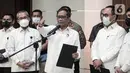 Menko Polhukam Mahfud MD (tengah) didampingi Wakil Ketua KPK Alexander Marwata (kiri) dan Kepala PPATK Ivan Yustiavandana (kanan) menyampaikan keterangan terkait situasi Papua usai penetapan Gubernur Papua Lukas Enembe sebagai tersangka kasus korupsi di Gedung Kemenko Polhukam, Jakarta, Senin (19/9/2022). Menurut Mahfud MD, situasi di Papua memanas. (Liputan6.com/Faizal Fanani)