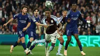 Bek Aston Villa asal Inggris #04, Ezri Konsa, menyundul bola ke arah gawang selama pertandingan leg kedua perempat final Liga Champions UEFA antara Aston Villa dan Paris Saint-Germain di Villa Park di Birmingham, Inggris bagian tengah, Rabu dini hari (16-4-2025). (FRANCK FIFE/AFP)