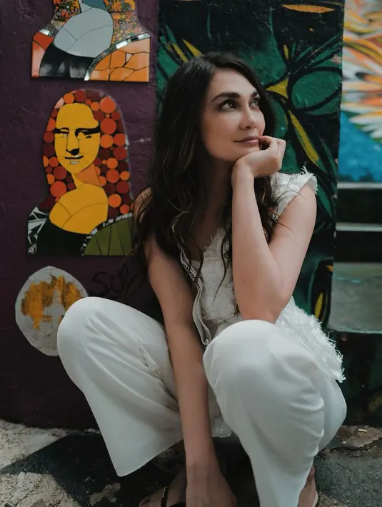 Tidak hanya itu, Luna pun bercerita kalau gengnya bersama Ola juga pernah berkeliling Kuta menaiki mobil dengan bagasi terbuka dan juga alunan musik yang kencang. Untuk satu mobil sedan bisa diisi sampai 11 orang. (Instagram/lunamaya)