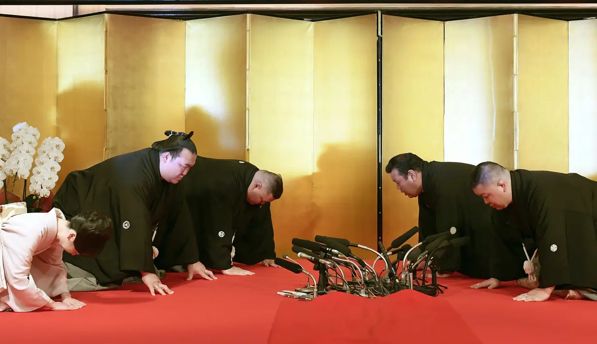 Suasana upacara kemenangan Pegulat sumo Jepang, Kisenosato di Tokyo, Jepang, (25/1). Kisenosato menjadi pesumo pertama asli Jepang sejak Wakanohana pada 1998 yang mampu promosi ke kelas Yokozuna atau Grand Champion. (Naohiko Hatta / Kyodo News via AP)