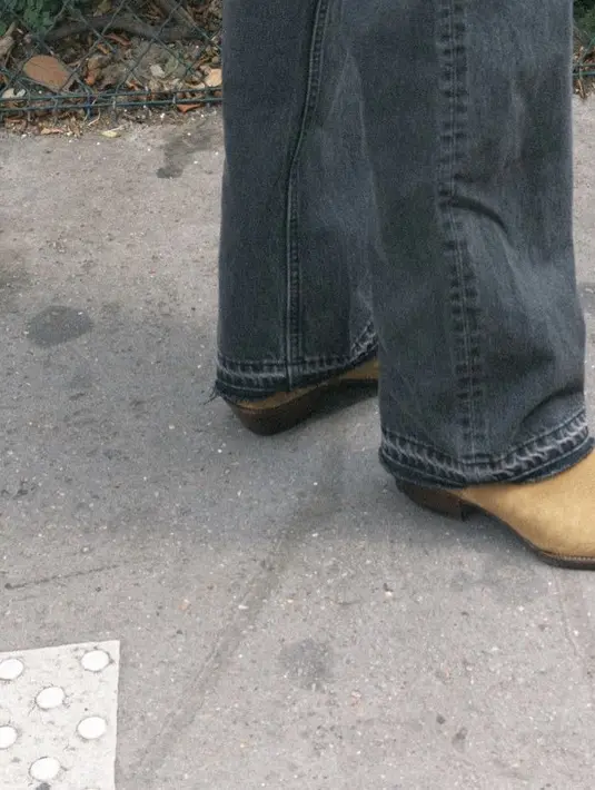 Pria asal Daegu ini pun melengkapi penampilan dengan zipper western boots suede calfskin havana warna coklat seharga Rp18,9 jutaan.  Credit: Celine
