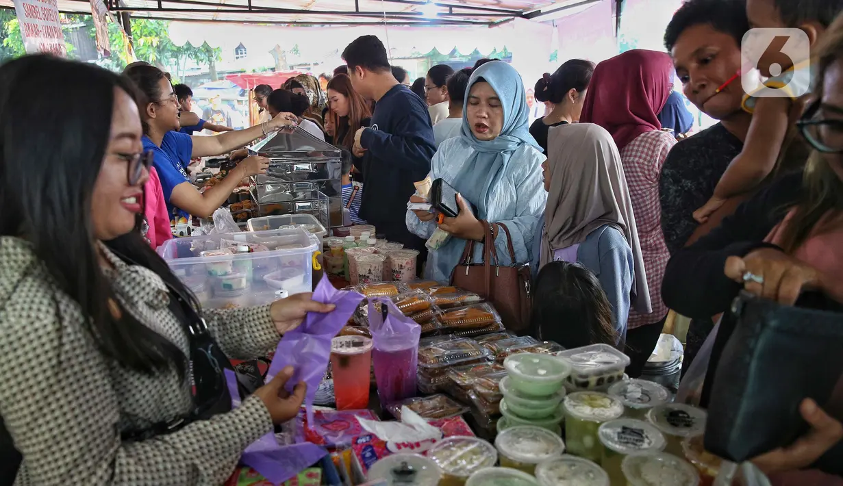 Ada pula yang menjual makanan khas dari berbagai daerah di Indonesia, seperti gudeg, ayam goreng Kalasan, hingga lauk-pauk khas rumah makan Padang. (Liputan6.com/Angga Yuniar)
