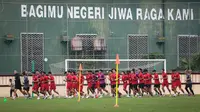 Pemain Timnas Indonesia Senior dan U-20 melakukan pemanasan saat latihan terbuka di Stadion PTIK, Jakarta, Senin (20/03/2023). (Bola.com/Bagaskara Lazuardi)