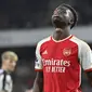 Ekspresi kecewa pemain Arsenal, Bukayo Saka setelah gagal mencetak gol ke gawang Newcastle United pada laga lanjutan Liga Inggris 2023/2024 di Emirates Stadium, London, Inggris, Minggu (25/02/2024) dini hari WIB. (AFP/Justin Tallis)