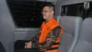 Wakil Ketua Komisi V DPR Fraksi PKS, Yudi Widiana Adia menaiki mobil tahanan usai memenuhi panggilan penyidik KPK, Jakarta, Rabu (19/7). Dalam perkara ini, Yudi telah ditetapkan sebagai tersangka sejak awal Februari 2017. (Liputan6.com/Helmi Afandi)
