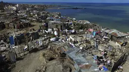 Perkampungan Port-au-Prince yang terletak di pinggir pantai setelah dihantam badai Matthew, Haiti, Senin (10/10). Haiti menghadapi krisis kemanusian yang membutuhkan "respon masif" dari masyarakat internasional. (AFP Photo/Nicolas Garcia)