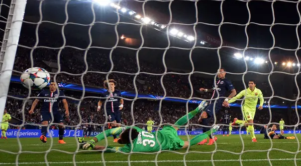Luis Suarez setelah mencetak gol kedua Barcelona dalam lanjutan babak perempatfinal Liga Champion di Stadion Parc des Princes, Paris, Perancis. Rabu (15/4). Barcelona unggul 3-1 dalam pertandingan itu.