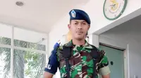 Sansan Fauzi Husaeni kembali beraktivitas sebagai anggota TNI AU selama tidak bisa bermain sepak bola karena pandemi virus corona COVID-19. (Bola.com/Permana Kusumadijaya)